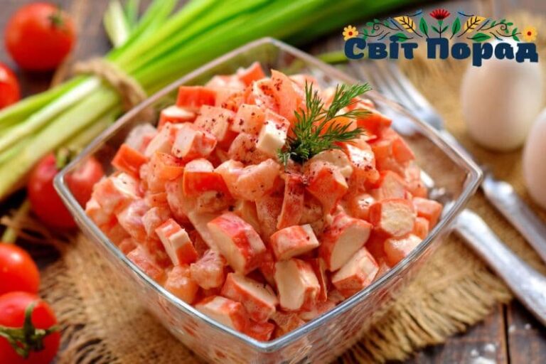 Салат з помідорами та крабовими паличками