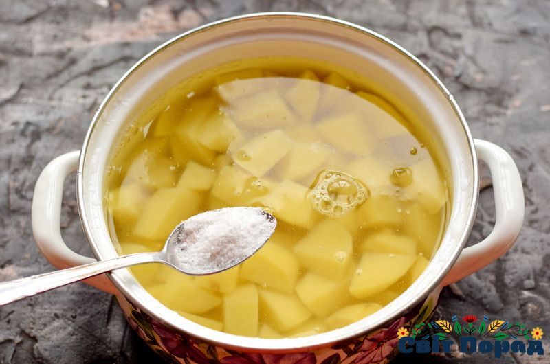 Солимо воду з картоплею